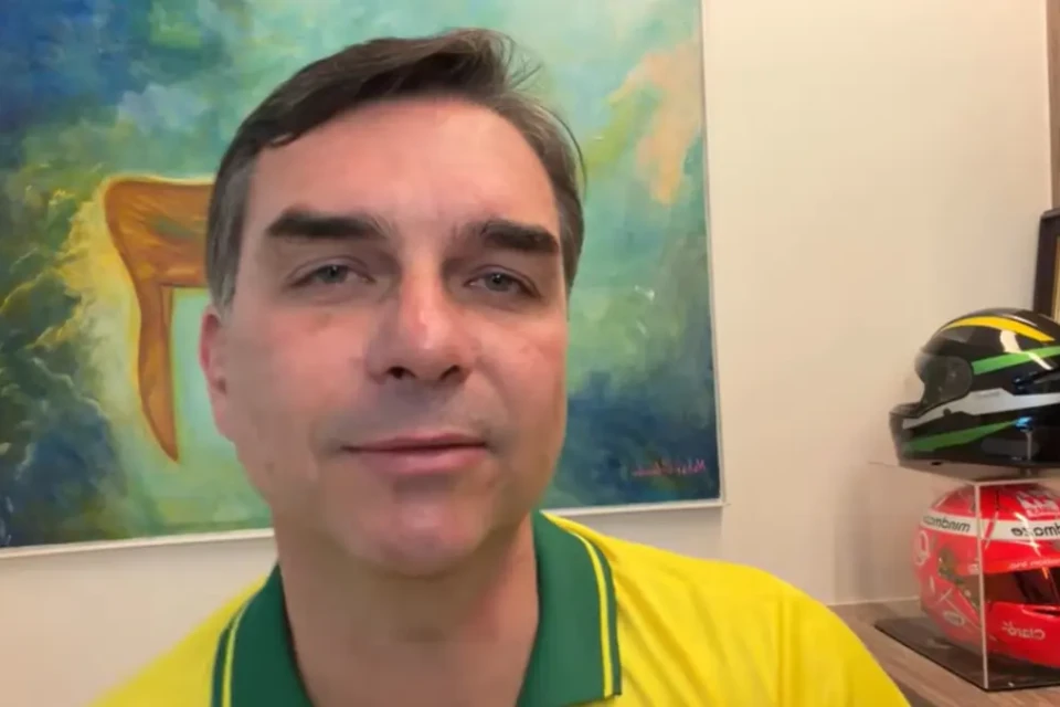 'Meu porta-voz': Flávio Bolsonaro lê carta do pai que pede união