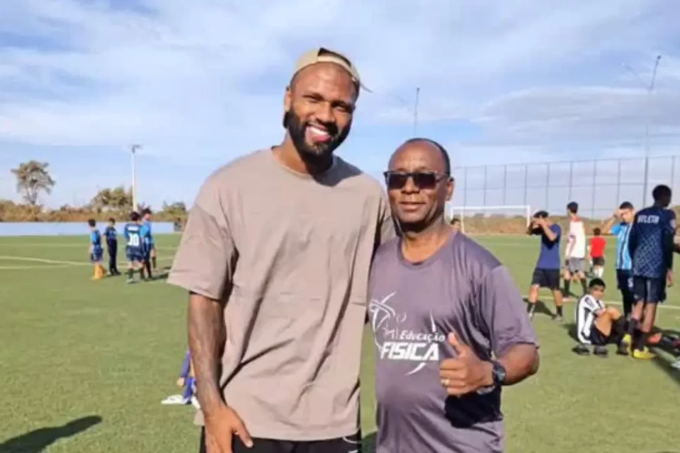 Igor Thiago visita Cidade Ocidental, em Goiás, onde iniciou carreira de jogador (Foto: Instagram)