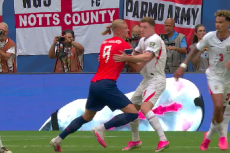Haaland arremessa inglês no chão e faz árbitro anular gol da Noruega (Foto: Reprodução)