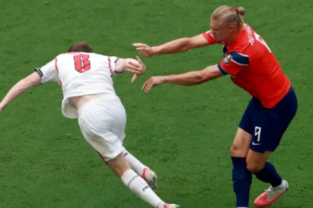 Haaland arremessa inglês no chão e faz árbitro anular gol da Noruega (Foto: Fifa)