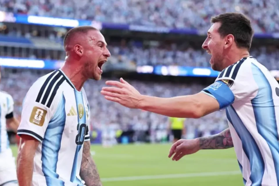 Jogador de 1,76m faz gol de cabeça para Argentina contra Suíça (Foto: Fifa)
