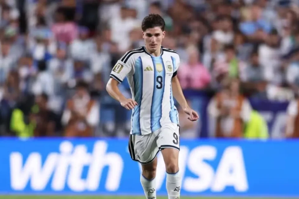Julián Álvarez faz golaço e Argentina passa à frente da Suíça (Foto: Fifa)