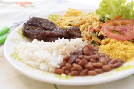 Preço do prato feito fica mais caro no Brasil