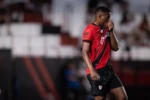 Atlético marca com dez em campo e surpreende o Fortaleza no Accioly