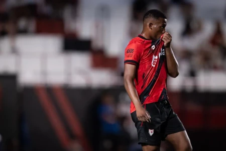Atlético marca com dez em campo e surpreende o Fortaleza no Accioly