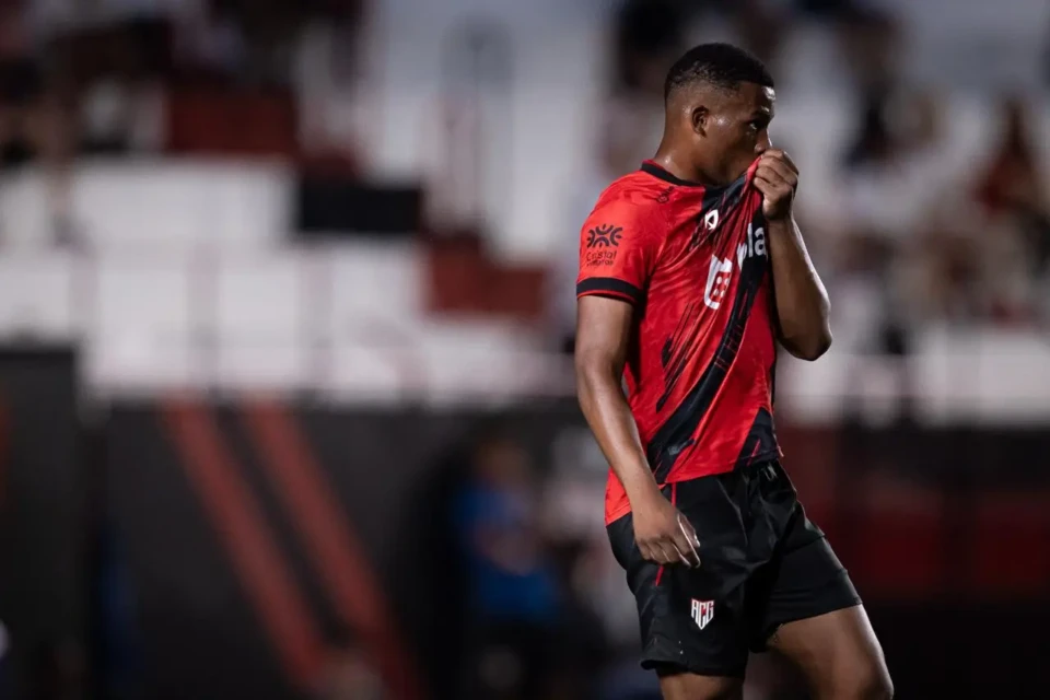 Atlético marca com dez em campo e surpreende o Fortaleza no Accioly