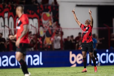Atlético bate o Fortaleza com dez em campo e sobe na tabela