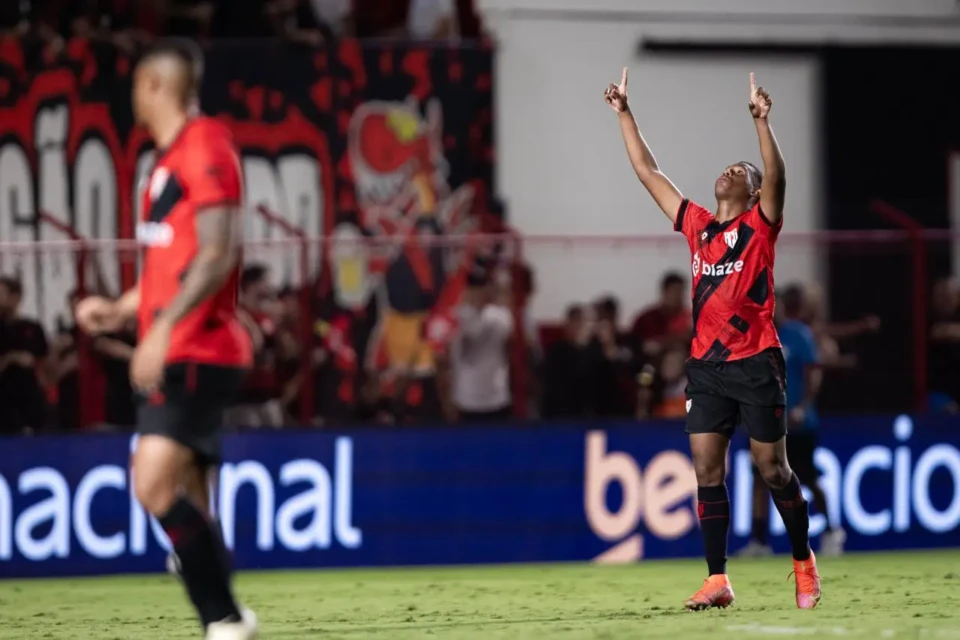 Atlético bate o Fortaleza com dez em campo e sobe na tabela