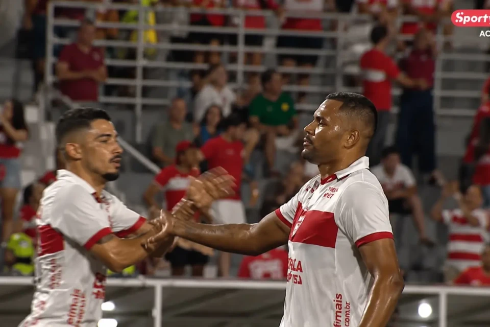 Goiás sofre empate do CRB em menos de cinco minutos
