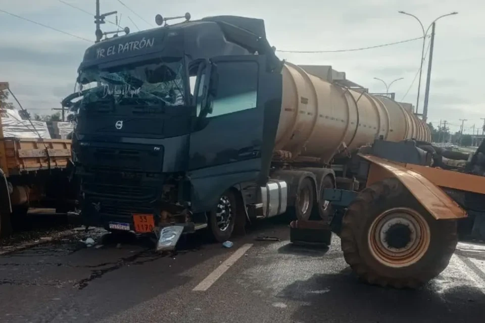 Acidente entre caminhão e trator interdita parcialmente a BR-060 em Acreúna. Ninguém se feriu (Foto: PRF-GO)