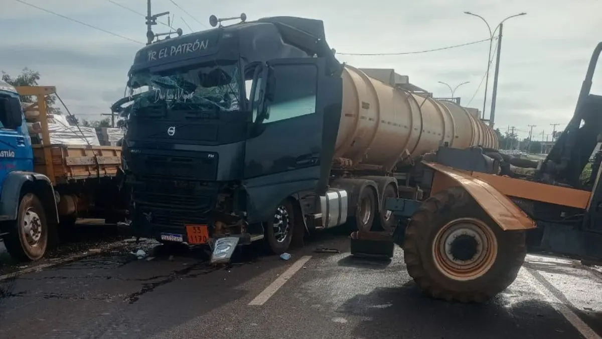 Br-060 em Acreúna: Acidente com caminhão e trator causa interdição e congestionamento Br-060 em Acreúna: Acidente com caminhão e trator causa interdição e congestionamento