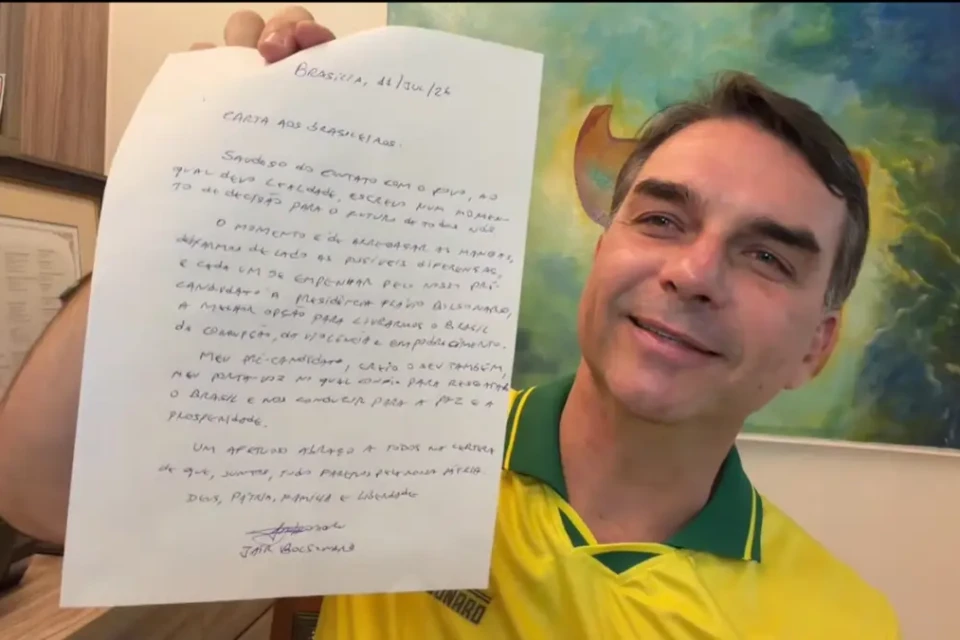 Moraes suspende visitas de Flávio Bolsonaro ao pai por 90 dias após live com carta
