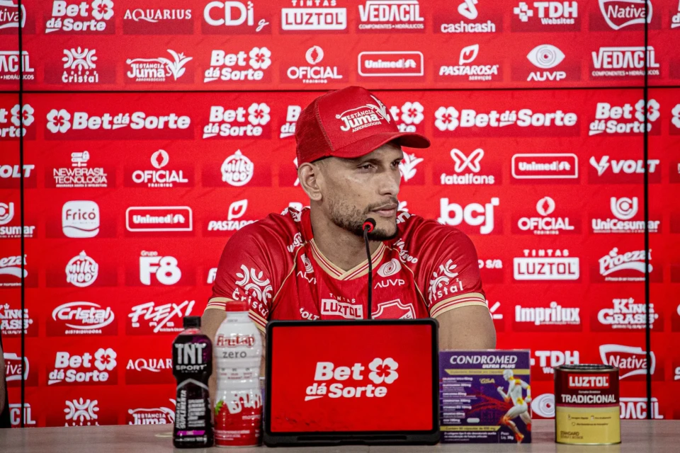 Higor Meritão em coletiva no Vila Nova