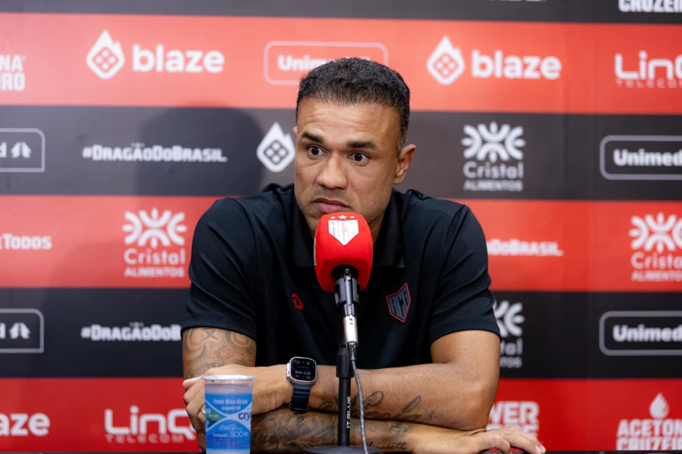 Roger Silva elogia novo atacante do Atlético