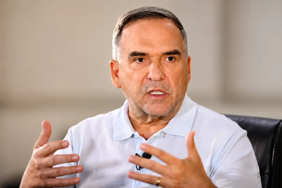 O prefeito de Goiânia, Sandro Mabel, sancionou a lei que concede revisão geral anual de 4,26% aos servidores municipais e vetou o trecho que estendia o auxílio-locomoção aos contratados por tempo determinado. CRÉDITO: Alex Malheiros / Prefeitura de Goiânia