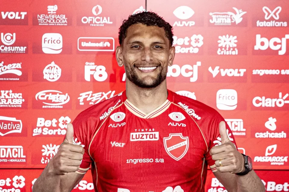 Higor Meritão com a camisa do Vila Nova