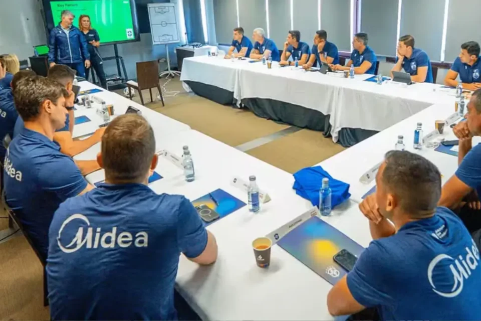 CBF prepara árbitros brasileiros sobre impacto das mudanças promovidas pelo IFAB (Foto: Fabio Souza / CBF)