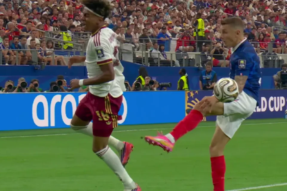 Lance em que Lucas Digne, da França, faz pênalti em Yamal, da Espanha (Foto: Reprodução)