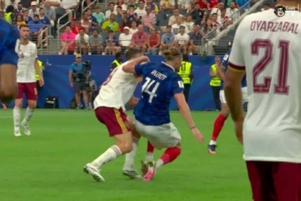 Agora: Rabiot, da França, abusa de faltas mesmo após cartão amarelo (Foto: Reprodução)