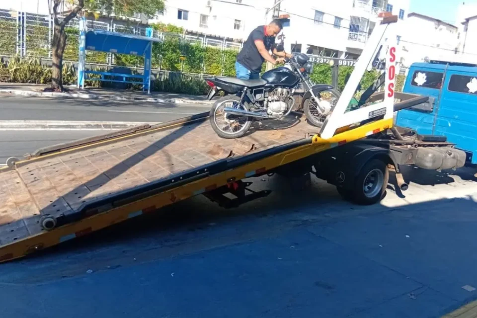 Moto é apreendida após adolescente fazer manobras perigosas em Goiânia (Foto: GCM)