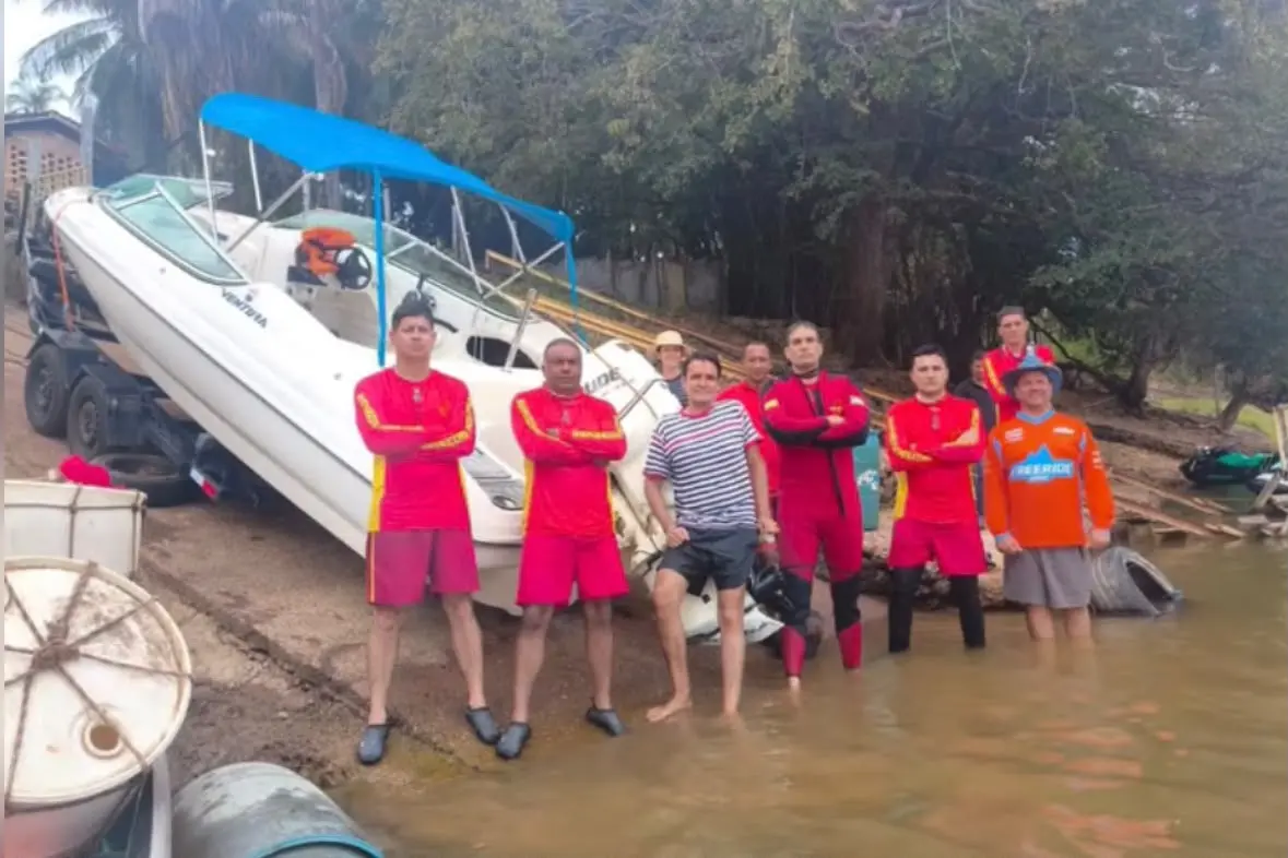 Resgate de lancha submersa no Rio Araguaia mobiliza bombeiros em Nova Crixás Resgate de lancha submersa no Rio Araguaia mobiliza bombeiros em Nova Crixás