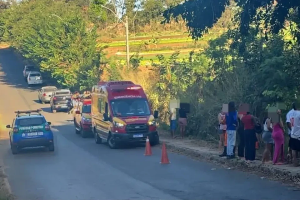 Bombeiros resgatando vítima - (Foto: reprodução)