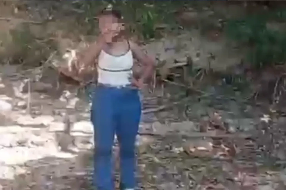 Vítima sendo resgatada - (Foto: reprodução/PM)