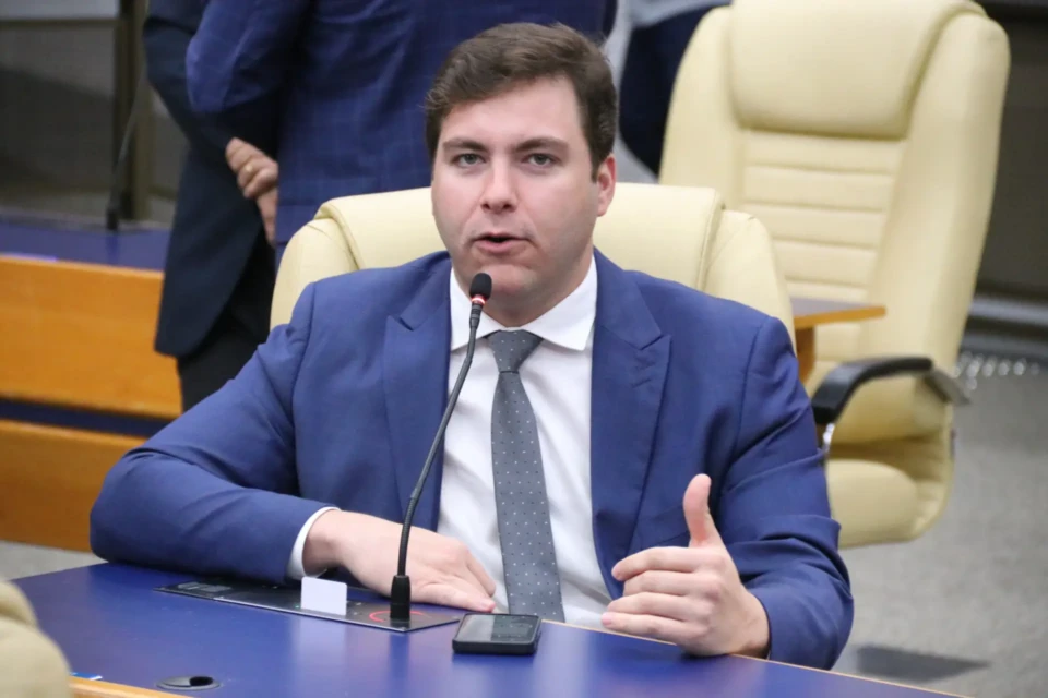 O vereador Lucas Kitão (Mobiliza), relator do Programa Morar no Centro na Comissão de Constituição e Justiça (CCJ) da Câmara Municipal de Goiânia, defende o repovoamento da região central como a primeira etapa da estratégia de revitalização urbana proposta pela Prefeitura.
Crédito: Câmara Municipal de Goiânia/Divulgação.