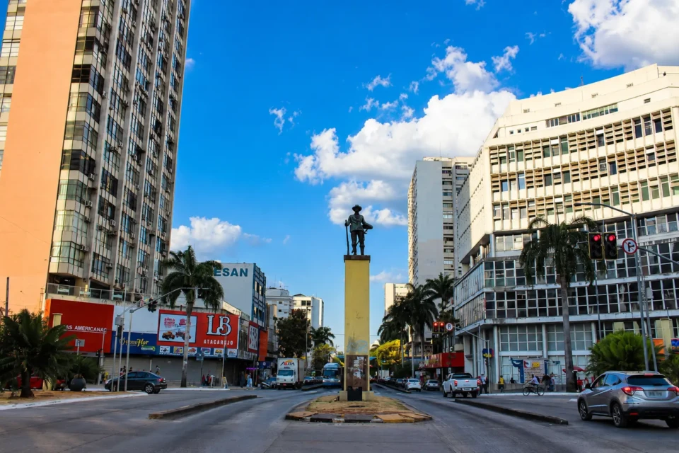 Vista da região central de Goiânia, onde o Programa Morar no Centro pretende incentivar a ocupação de imóveis ociosos e ampliar a população residente como estratégia para impulsionar a revitalização urbana da capital. Reprodução