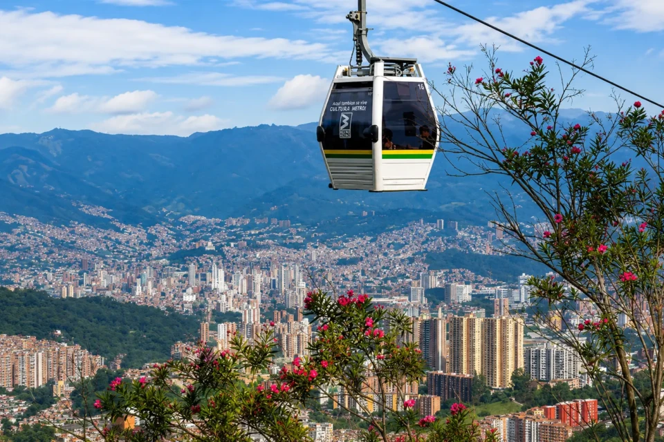 O sistema de teleféricos integrado ao transporte público tornou-se um dos principais símbolos da transformação urbana de Medellín, cidade colombiana frequentemente citada como referência internacional em revitalização de áreas centrais e inclusão social.