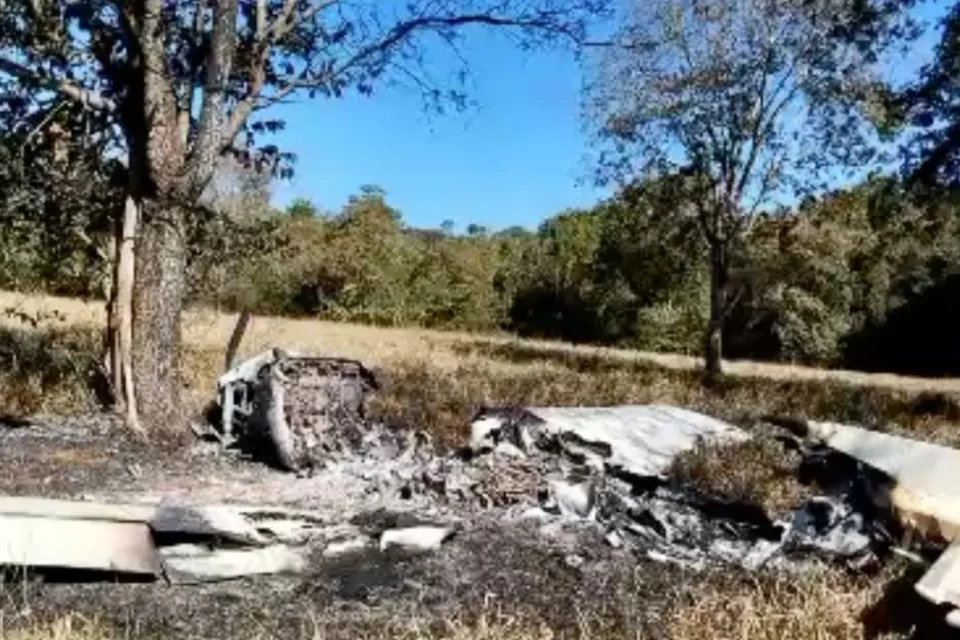Avião carregado com 300kg de cocaína faz pouso forçado e pega fogo em Itarumã (Foto: Polícia Militar)