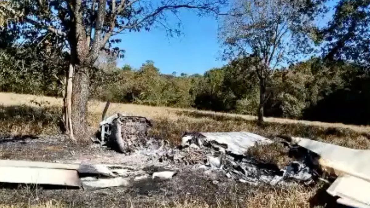 Avião com 300 kg de cocaína incendeia em pouso forçado no interior de Goiás; piloto é procurado Avião com 300 kg de cocaína incendeia em pouso forçado no interior de Goiás; piloto é procurado