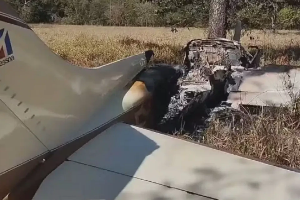 Avião faz pouso forçado e polícia encontrado 300kg de cocaína em Itarumã (Foto: Reprodução/TV Anahnguera)