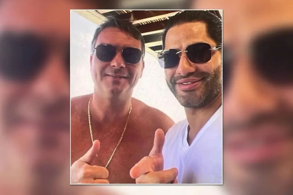 Site divulga foto de Flávio ao lado de Sicário, aliado de Vorcaro
