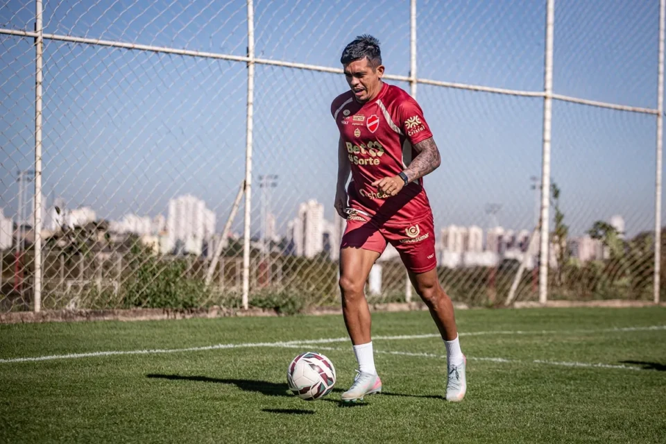 Igor Cariús em treino no Vila Nova