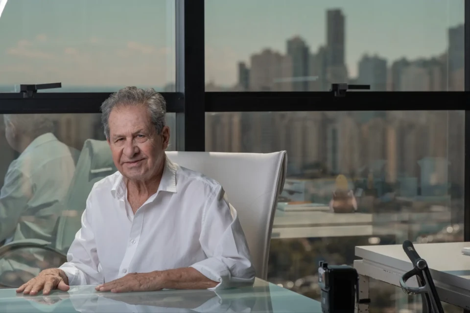 O arquiteto e urbanista Luiz Fernando Cruvinel Teixeira, integrante da equipe responsável pelo projeto urbanístico de Palmas e sócio-fundador do Grupo Quatro Arquitetura, defende que a revitalização do Centro de Goiânia deve ser baseada em um diagnóstico técnico e em uma Operação Urbana Consorciada, prevista no Estatuto da Cidade, para integrar investimentos públicos e privados e promover transformações permanentes.
Crédito: Arquivo pessoal/Divulgação.
