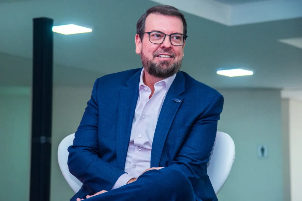 O presidente da ACIEG, FACIEG e CAP-TI, Rubens Fileti, defende que a revitalização do Centro de Goiânia deve combinar moradia, segurança, mobilidade, incentivos ao empreendedorismo e investimentos permanentes para fortalecer o comércio e impulsionar a economia da região.
Crédito: ACIEG/Divulgação.