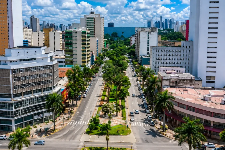 Vista aérea da Avenida Goiás, no Centro de Goiânia, região que concentra parte das ações previstas no debate sobre revitalização urbana e reocupação residencial da capital. Crédito: Reprodução/TikTok.