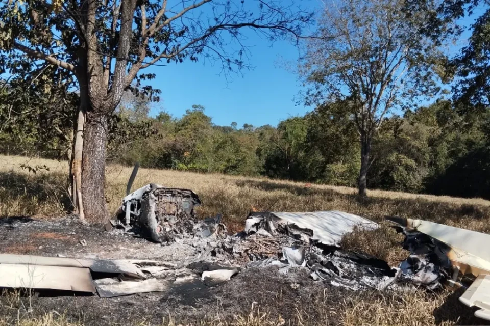 Avião foi incendiado - (Foto: reprodução/PM)