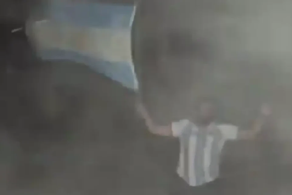 Torcedor comemora vitória da Argentina sob frio da Antártida; vídeo (Foto: Reprodução)