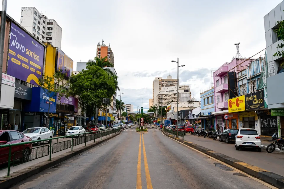 Vista da Avenida Anhanguera, no Centro de Goiânia, região contemplada pelas ações do Programa Morar no Centro, iniciativa que busca incentivar a ocupação de imóveis ociosos e impulsionar a revitalização urbana, econômica e social da área central da capital. Crédito: Prefeitura de Goiânia/Divulgação.