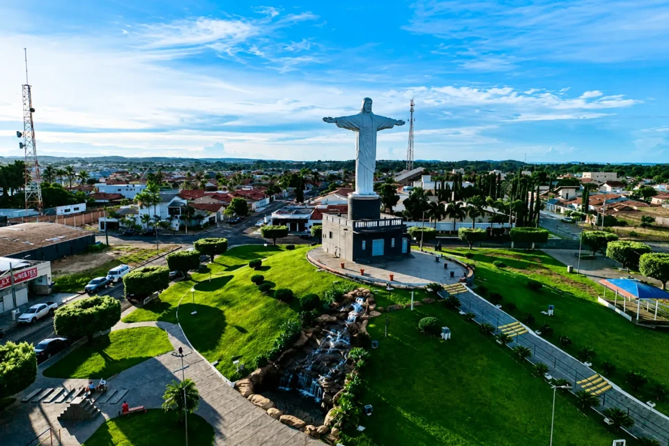 Vista aérea do Cristo Redentor de Morrinhos, um dos principais cartões-postais do município, que celebra 181 anos de fundação nesta quarta-feira (16). Crédito: Reprodução/Instagram de Joaquim Guilherme Barbosa.