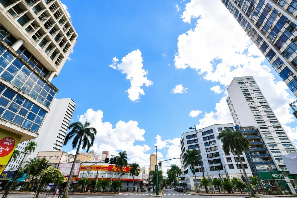 Vista da região central de Goiânia, onde edifícios residenciais e comerciais dividem espaço com parte do patrimônio urbano da capital. A área é contemplada pelo Programa Morar no Centro, iniciativa que pretende ampliar a ocupação habitacional e impulsionar a revitalização da região. Crédito: Reprodução/YouTube Goiânia Antiga.