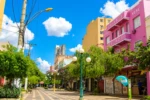 Vista da Rua 8, no Centro de Goiânia, região que concentra parte do conjunto arquitetônico Art Déco tombado pelo Iphan e que está no centro do debate sobre projetos de revitalização, preservação do patrimônio histórico e reocupação urbana da capital. Crédito: Prefeitura de Goiânia.