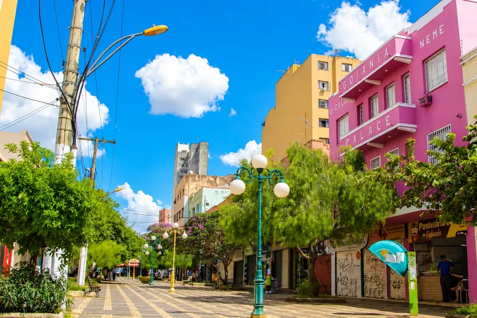 Vista da Rua 8, no Centro de Goiânia, região que concentra parte do conjunto arquitetônico Art Déco tombado pelo Iphan e que está no centro do debate sobre projetos de revitalização, preservação do patrimônio histórico e reocupação urbana da capital. Crédito: Prefeitura de Goiânia.