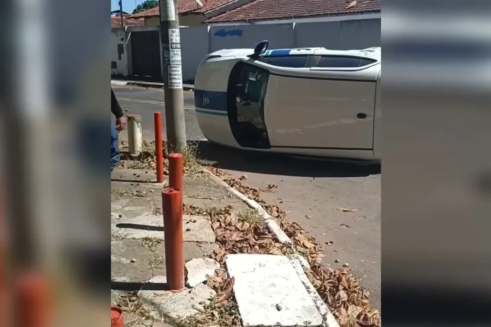 Carro da Saneago capota após acidente no Setor Coimbra, em Goiânia