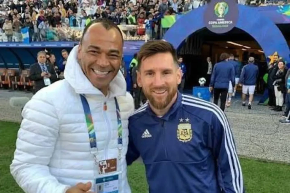Messi faz história mais uma vez e iguala recorde que era exclusivo de Cafu