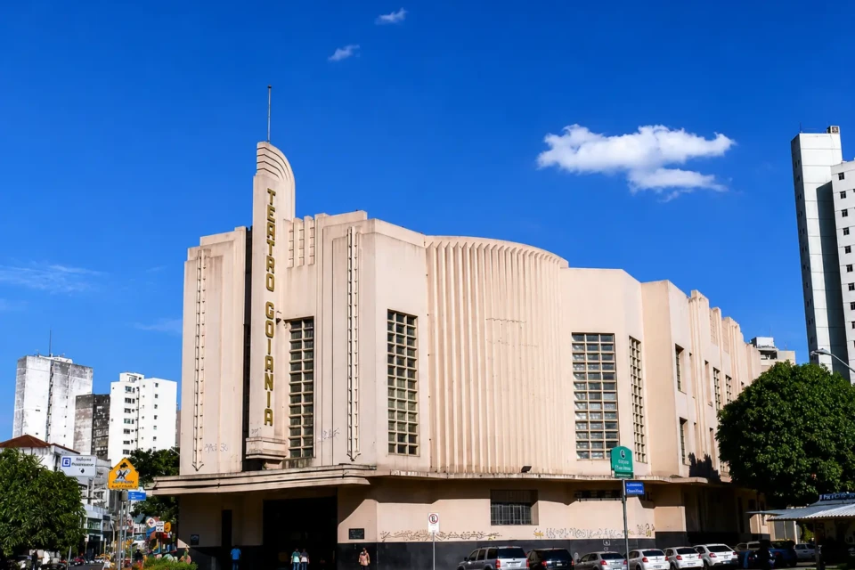 O Teatro Goiânia, um dos principais símbolos da arquitetura Art Déco da capital, teve o projeto executivo de restauração excluído da carteira de investimentos do Novo PAC. Com isso, Goiás deixa de receber R$ 700 mil destinados à elaboração dos projetos de engenharia, etapa essencial para a futura recuperação do patrimônio histórico. Crédito: Secult Goiás.