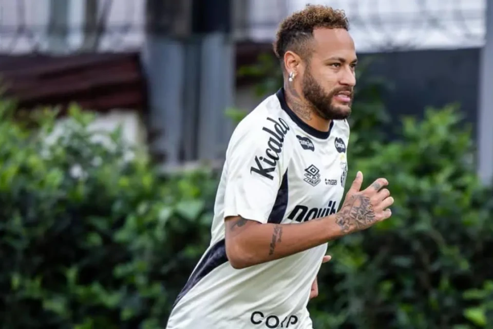 Neymar se apresenta no Santos após Copa do Mundo