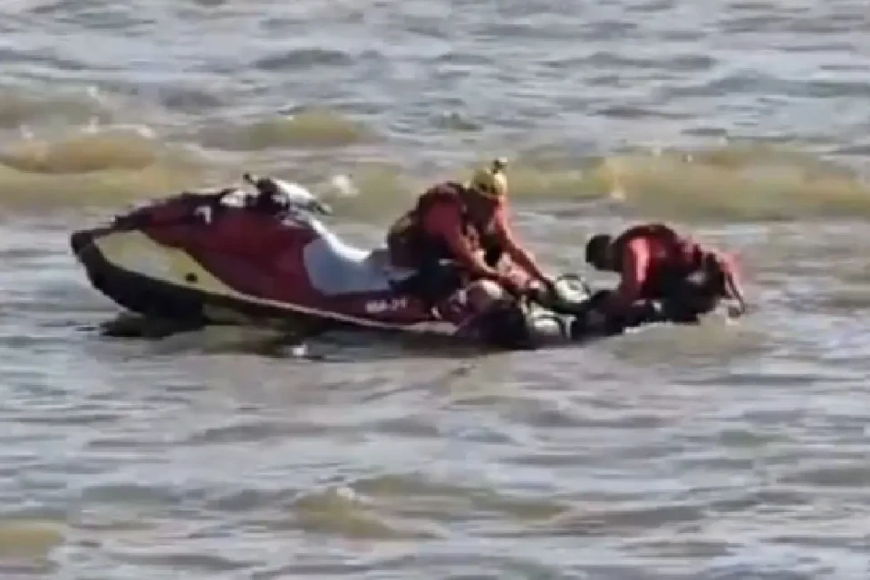 Colisão entre embarcações deixa piloto ferido em Aruanã; vídeo Piloto de uma das canoas caiu na água e precisou ser resgatado